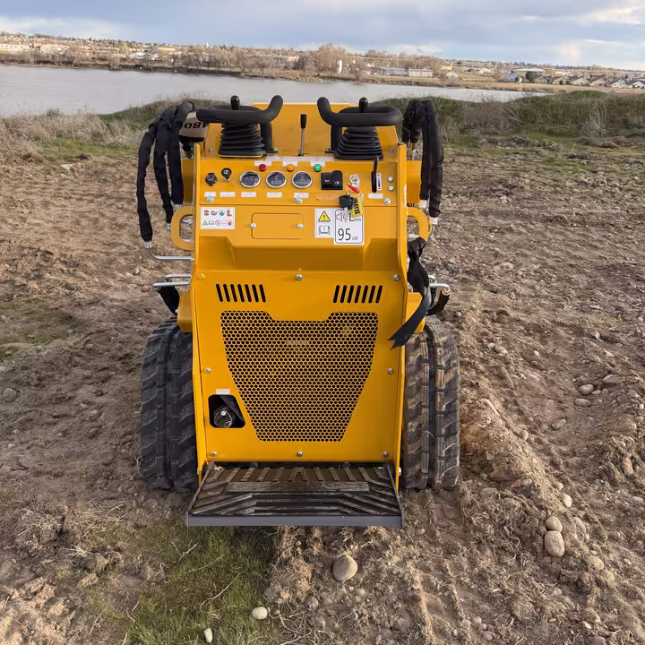 Huayee LHY480 Mini Skid Steer photo 6